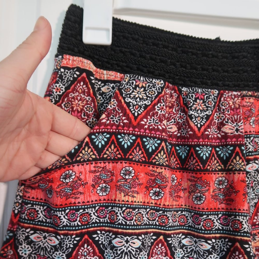 Patterned Soft Shorts with Pockets - Picture 5 of 6